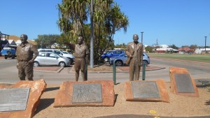 ブルームの町に立つ銅像 この地に真珠貝産業を根付かせた三人の銅像 そのうち右２人が日本人、栗林徳一氏、岩城博氏です